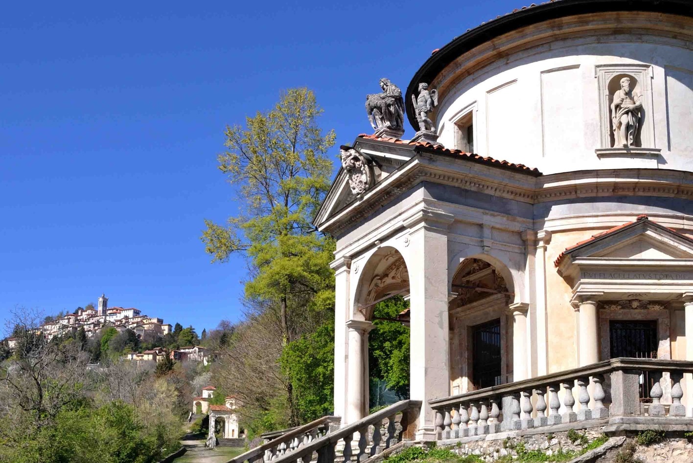 Il Viale e il Santuario